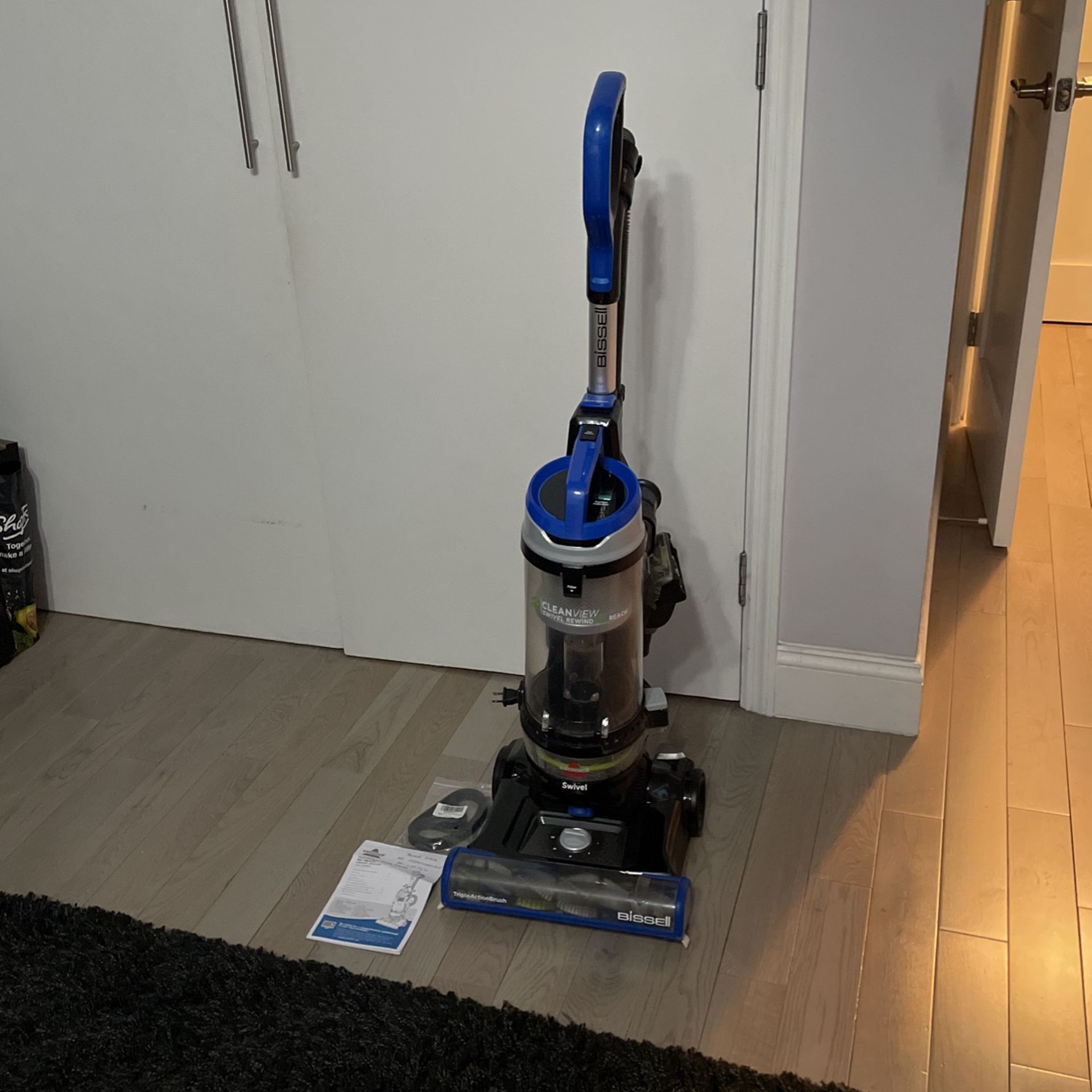 Nearly New Bissell CleanView Swivel Rewind Pet Reach Vacuum Cleaner