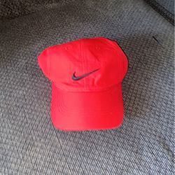 RED NIKE GOLF HAT