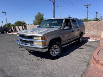 Chevrolet Suburban 2500 Full-Size SUV