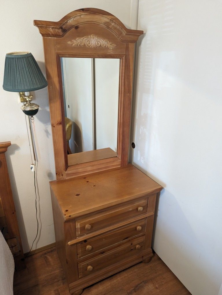 Broyhill Dresser Set