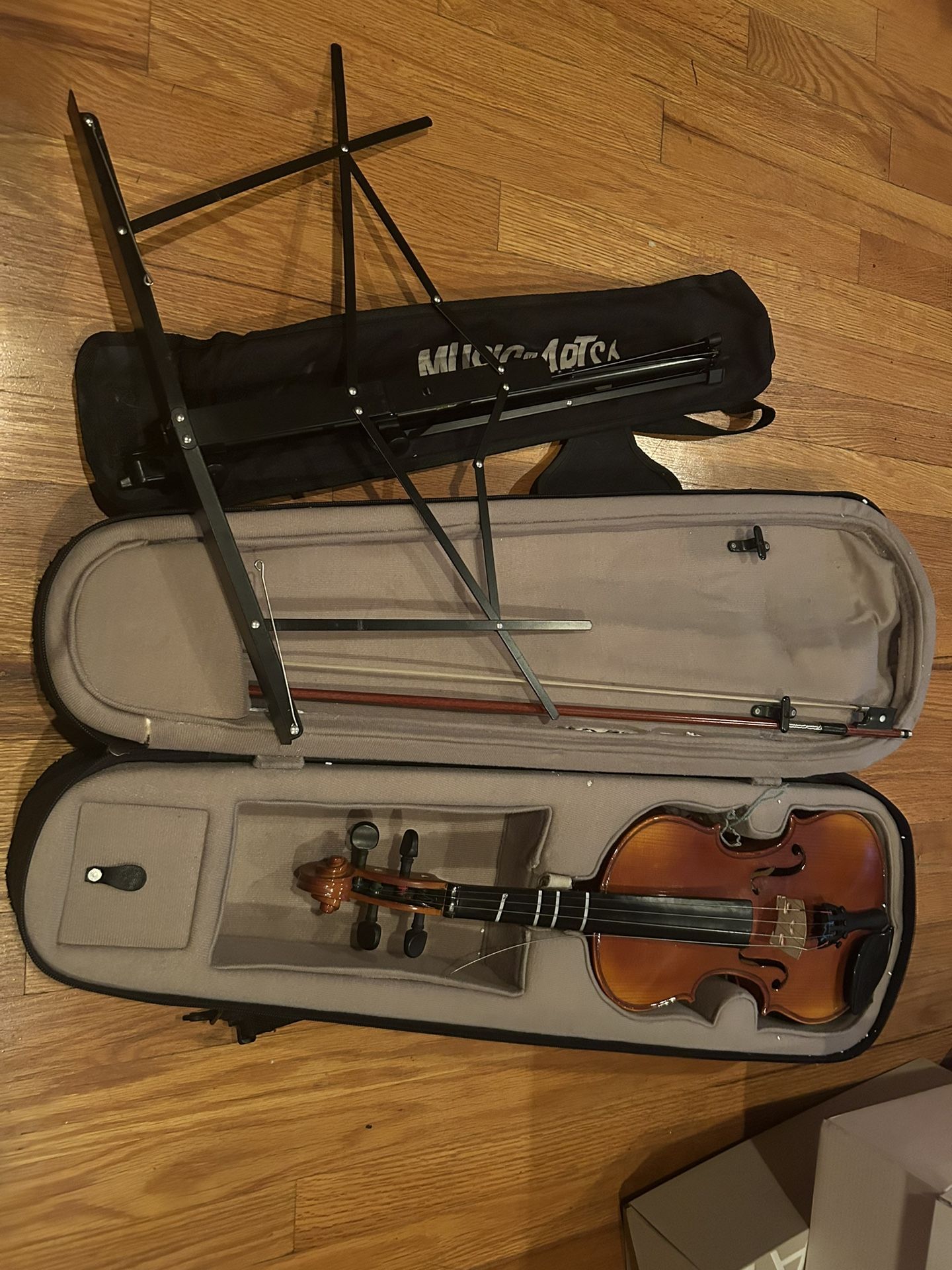 Gibson Baldwin Violin with case and music stand