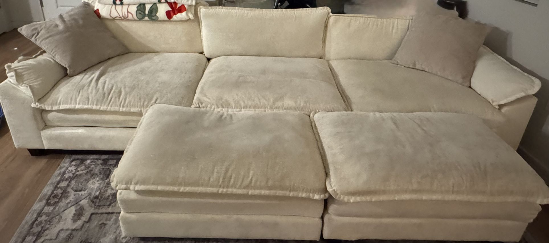 WHITE/CREAM 3 PC COUCH WITH 2 OTTOMANS
