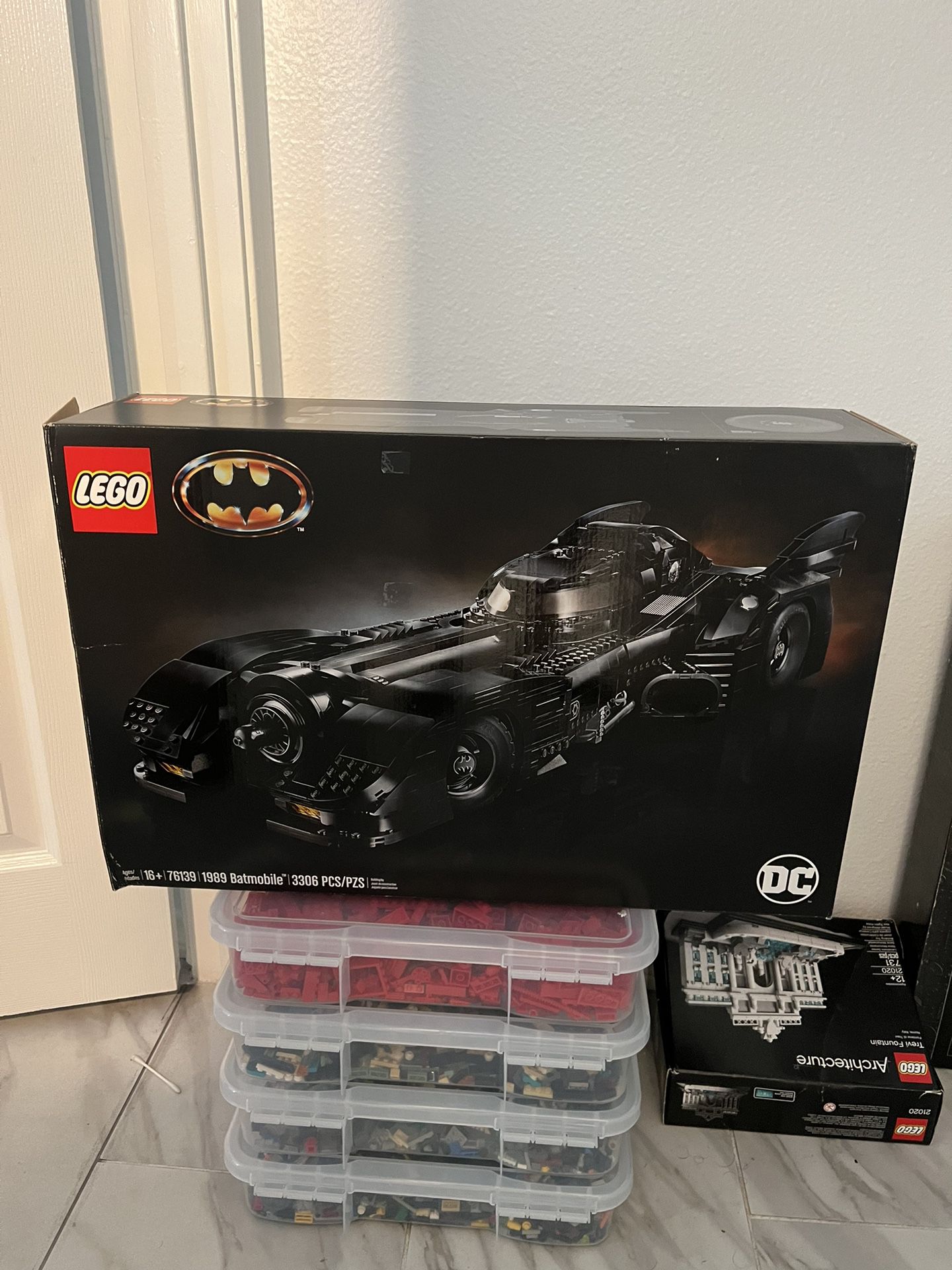 Lego DC 1989 Batmobile 76139 Open Box