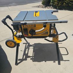 Dewalt DWE7491RS Table Saw and miter gauge.