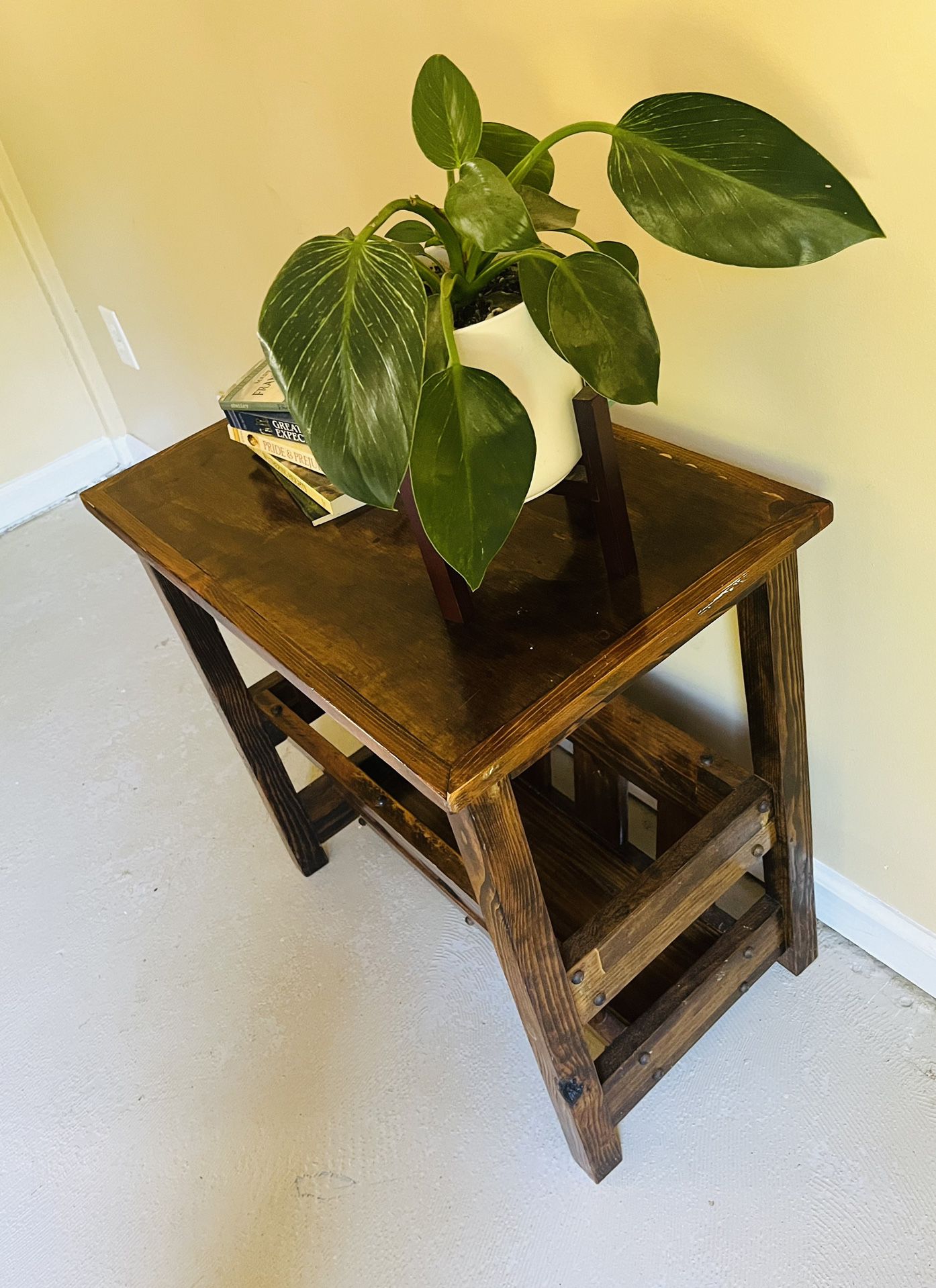 Small Side Table With Magazine Rack