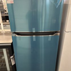 New Frigidaire 30” 18.3 Cu Ft Top Freezer Bottom Refrigerator