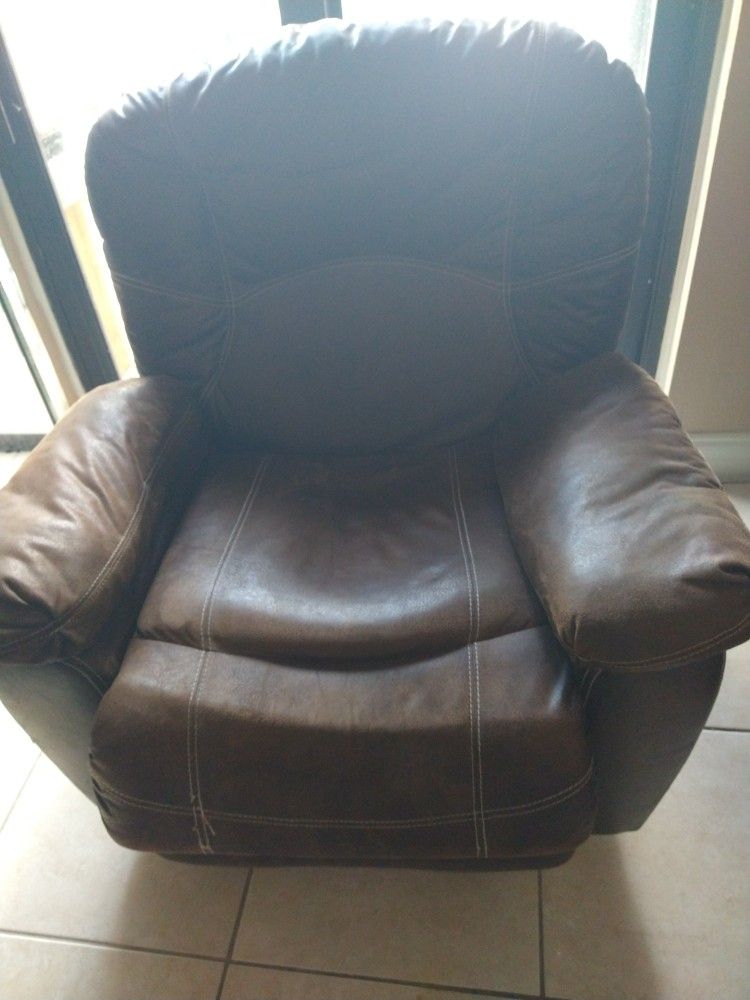 TWO RECLAINERS BROWN LEATHER.