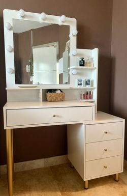 Vanity Table With Lights