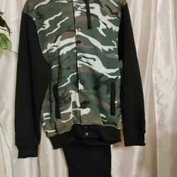 2 Piece Large  Or XL Jogger Camo Print Front Hoodie Jacket And Pant Pockets ( New)