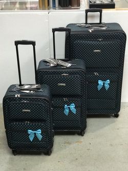 3 pice luggage set includes large size (32") medium size (24 ") and Carry-on size (20"). Has spinner wheels light weight and durable