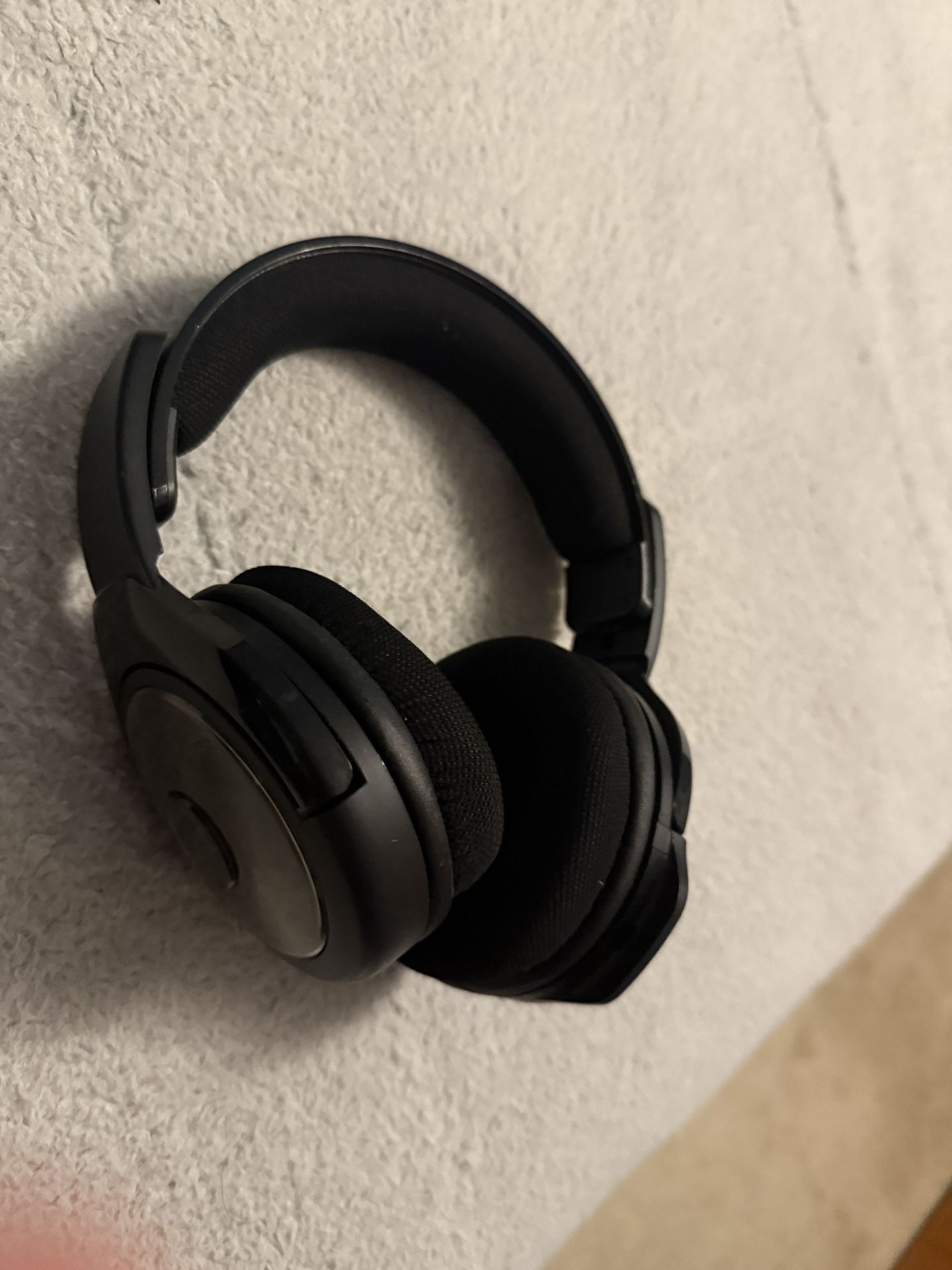 Men's bluetooth headphones missing usb