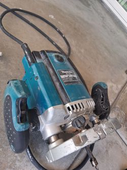 plunge router) de 3-1/4 HP de la marca Makita, modelo RP1800.