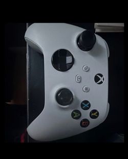 Xbox series s wireless controller with recharagble battery pack.