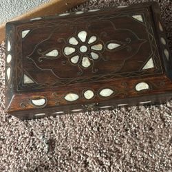 Mother Of Pearl Enlay And Walnut Tree Trinket Box 