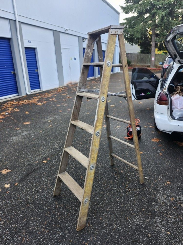 6' Wooden Ladder