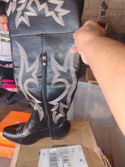 Black boots size 8 and 1/2