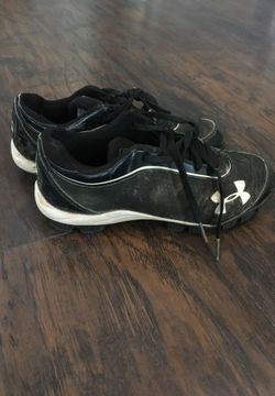 Size 4y under armor baseball cleats