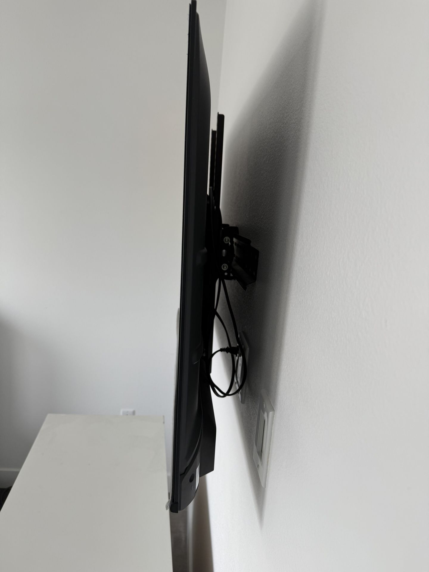 Hisense 50” Flat Screen TV + Wall Mount – San Diego Pickup