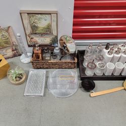 Huge mixed lots of (33) Pcs of bathroom accessories, soap dispenser 