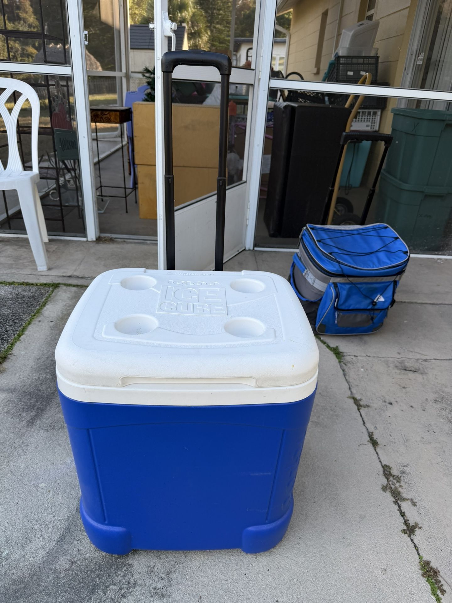 Giant Igloo, Big Cube Cooler Like New