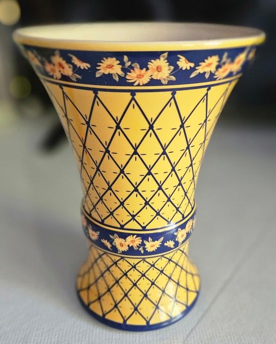 VINTAGE Vase 7"H Diameter 5"