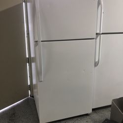 Whirlpool Top Freezer Refrigerator Apartment Size With Ice Maker 