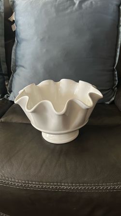 White Ceramic Ruffled Edge Pedestal Bowl