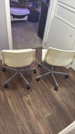 Sitting chairs