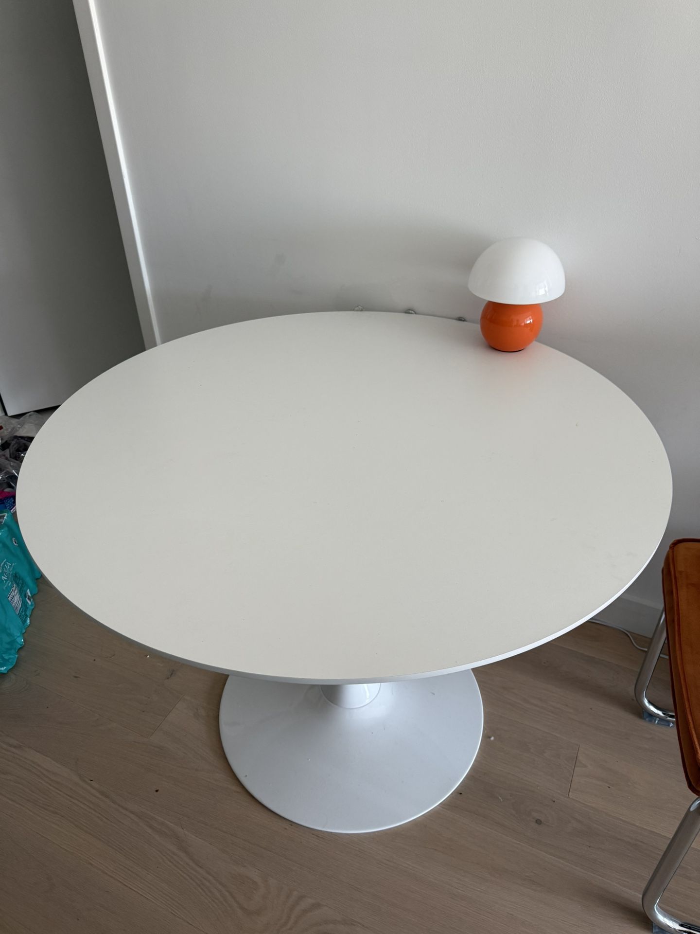 Round Tulip Dining Table