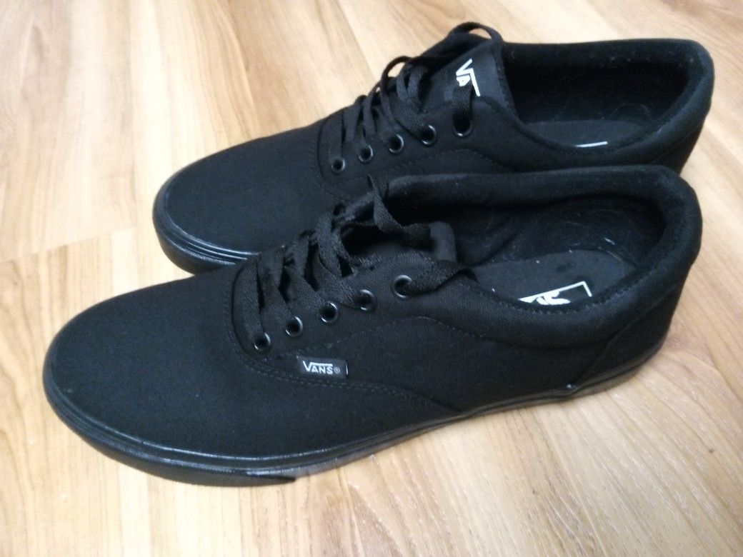 /// VANS /// MENS SIZE 12
BRAND NEW, NEVER WORN, PERFECT CONDITION!!!