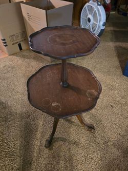 Traditional-style 2-tier "dumbwaiter" table