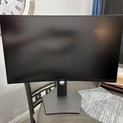32" LED Curved QHD FreeSync Monitor with HDR