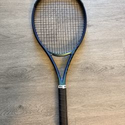 Wilson Ultra 100 V4 tennis racket Grip2 