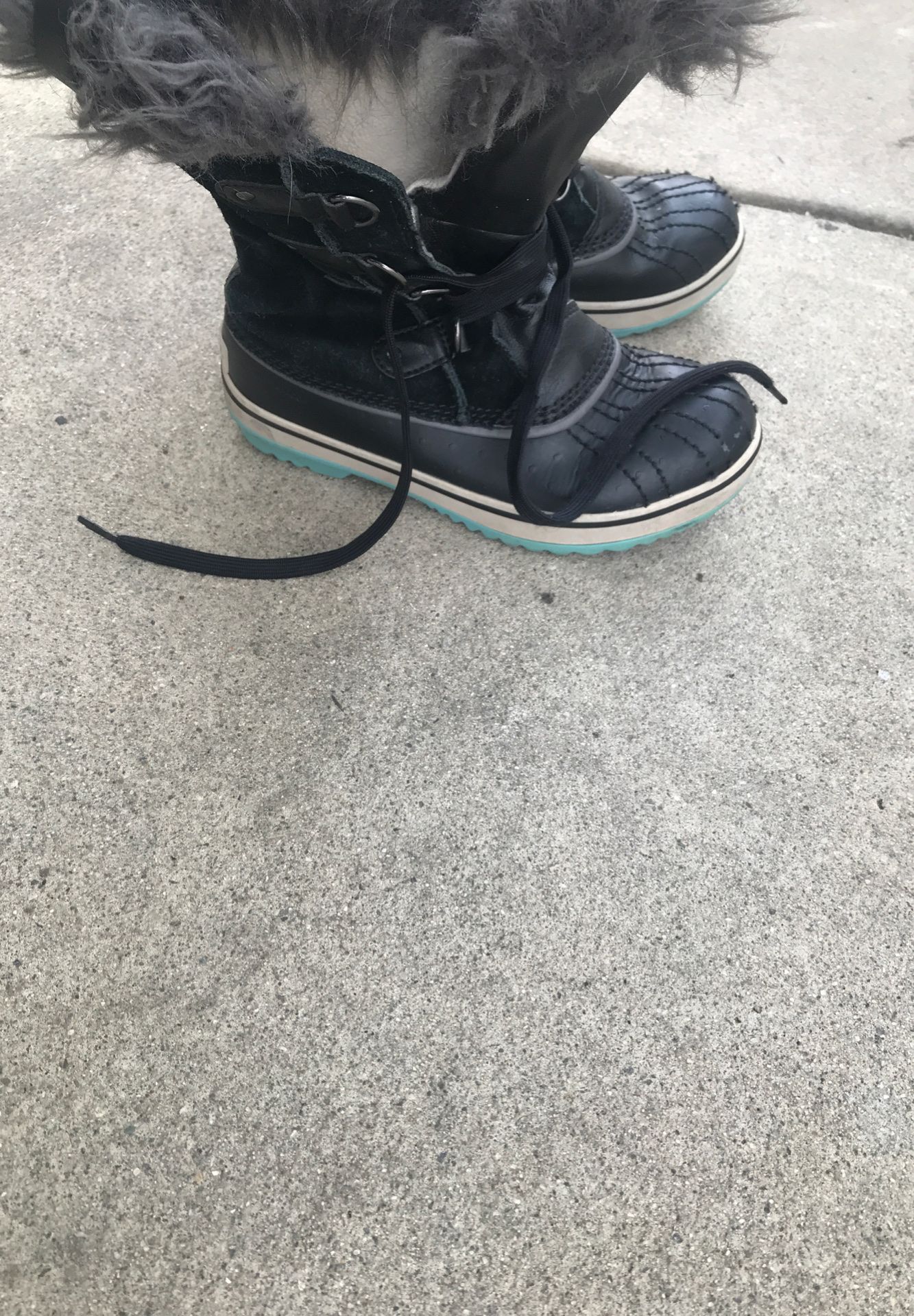 Sorel girl snow boots size 3