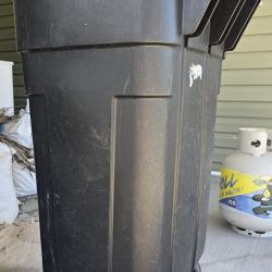 Trash can 15 Gallon Rubbermaid.