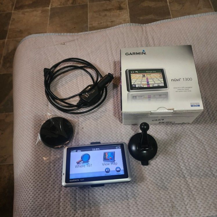 Brand New Garmin Widescreen Portable Touch Screen N U V I 1300 With All The Attachment GPS