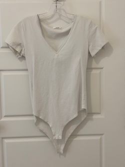 Mangdiup White V-Neck Short Sleeve Bodysuit Size M