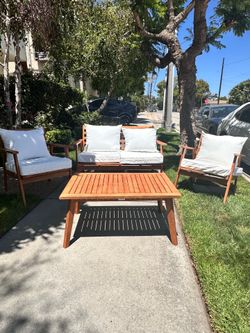 SAFAVIEH 4 piece outdoor set - Delivery Available