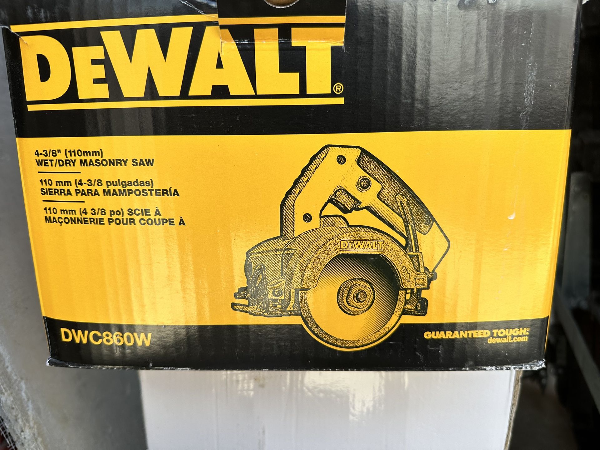 DEWALT DWC860W 4-3/8-Inch Wet/Dry Masonry Saw with DEWALT DW4738 4 3/8-Inch by .060-Inch Wet/Dry XP4 Porclean and Tile Blade