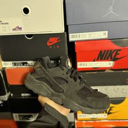 Nike Huarache Triple Black size 9.5 