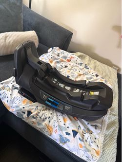 Nuna PIPA car base and car seat
