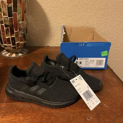 Boys Adidas Size 9.5c