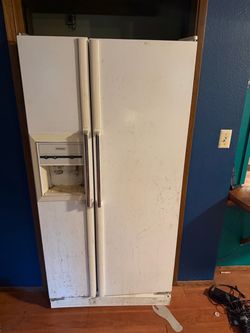 Side‑by‑Side Refrigerator — Older Model, Works but Shows Wear