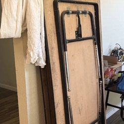FOLDING TABLE 