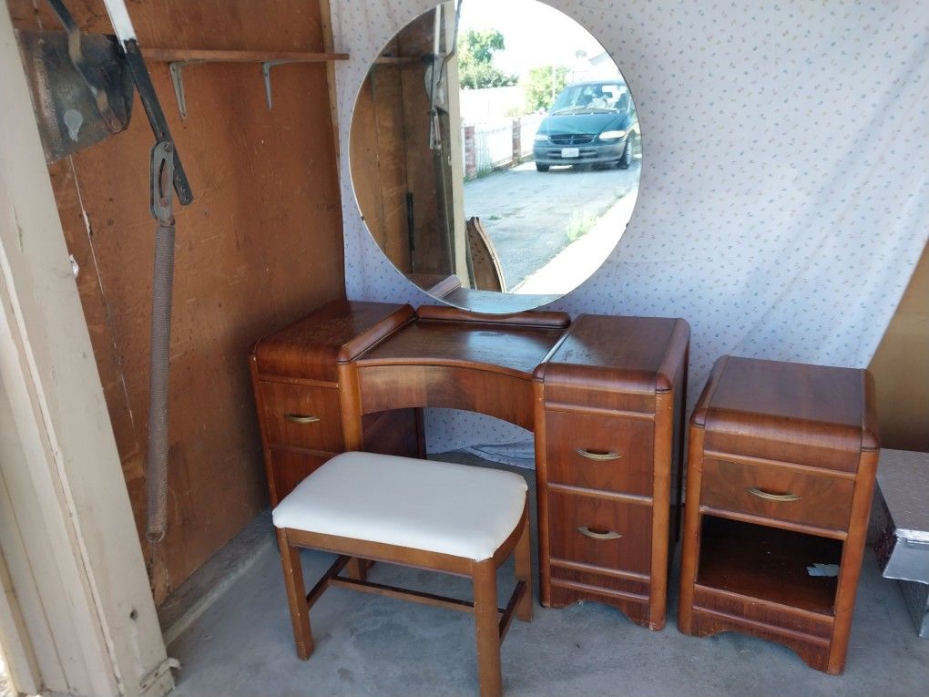 3 Pc Bedroom Set, Bench, Reupholster With Leather, Good Condition, Cerca