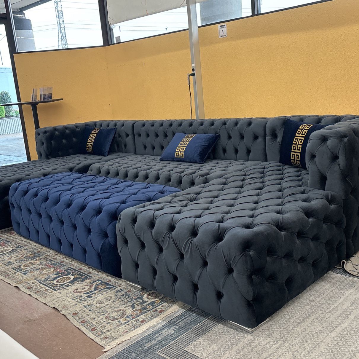 MEGA SALE 🫨🤠❤️ Modern Tufted U Shaped Sectional With Ottoman Pillows Included 😇 No Interest Finance Available ❤️😻