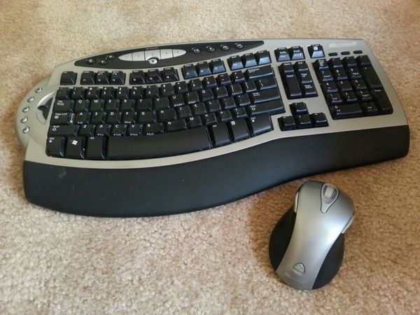 Microsoft Wireless Comfort Keyboard 4000 Wireless Mouse