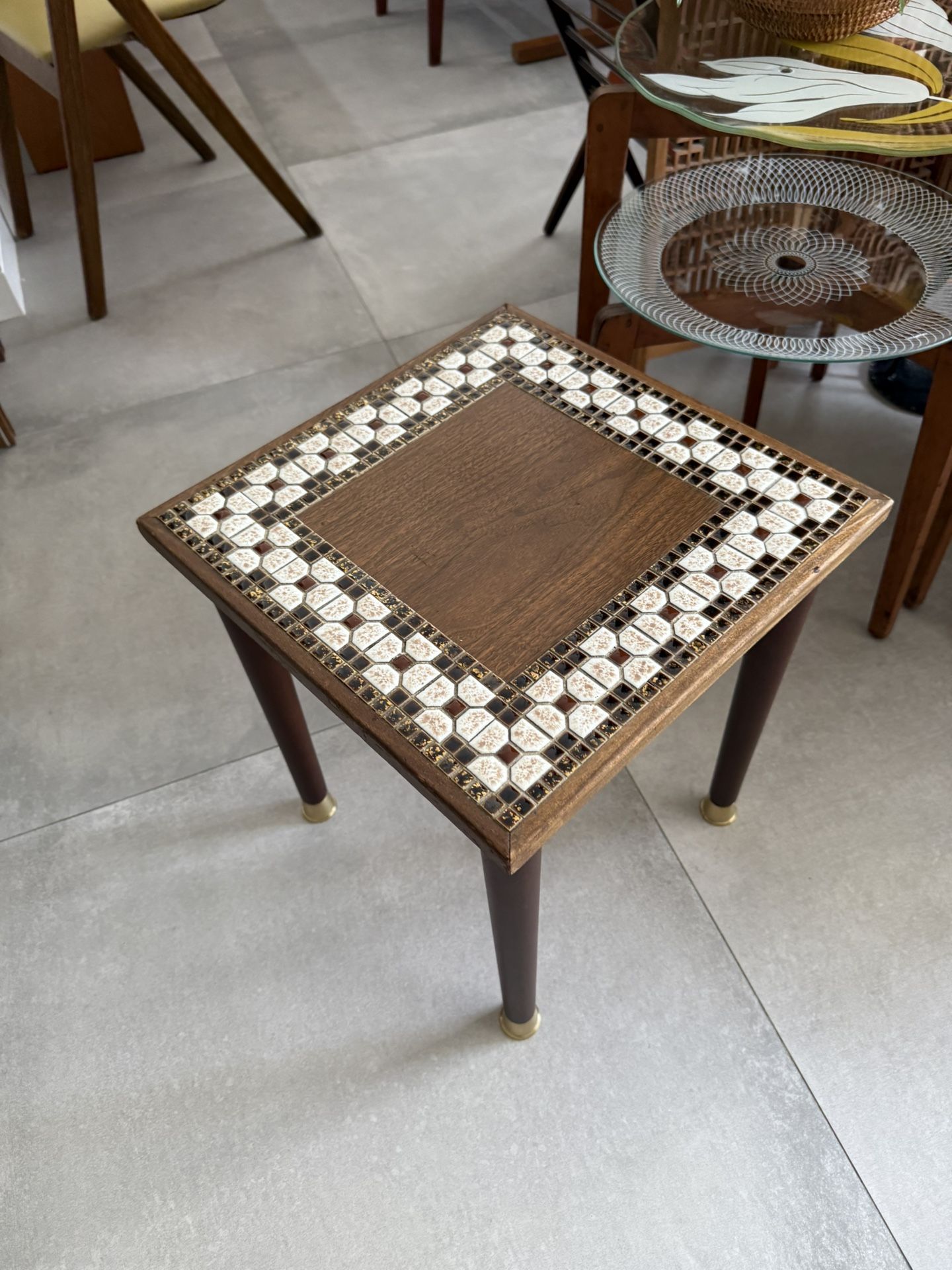 Vintage Mid Century Modern end Table con el tope de tile