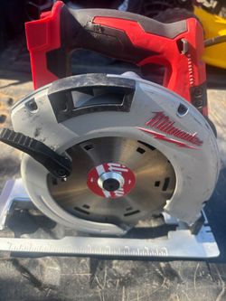 Milwaukee M18 18V Lithium-Ion Brushless Cordless 7-1/4 in. Circular Saw (Tool-Only)