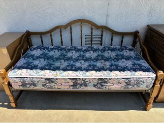 Day bed with mattress and mattress cover